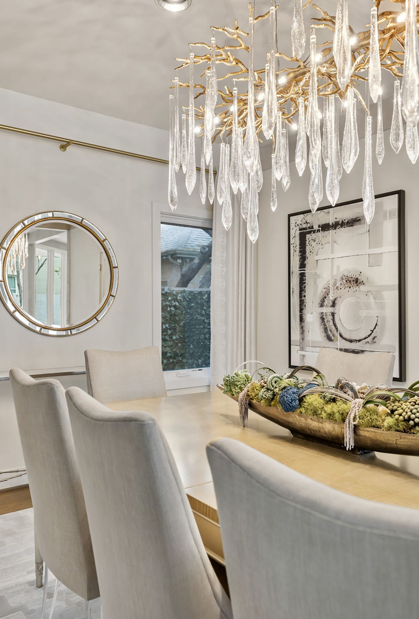 Viviere Designs Lincoln Park decorator for dining room space.