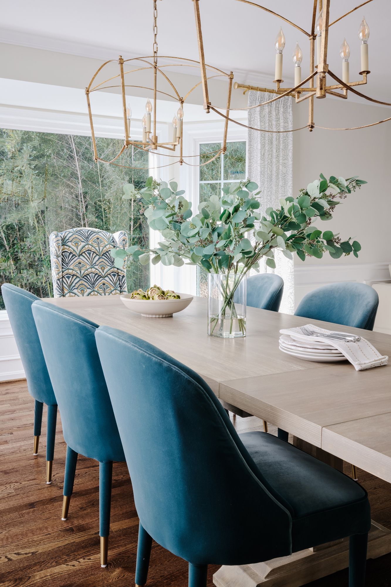 Professional interior designer and decorator for luxury dining room sets by Viviere Designs.